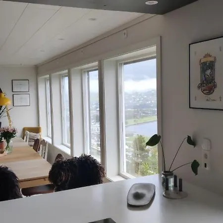 Modern Family In Apartman