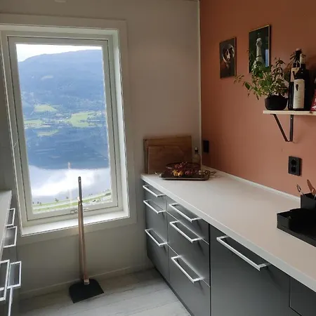 Modern Family In Apartman Voss