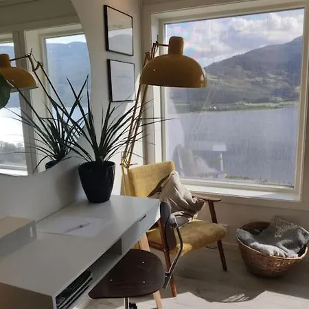 Modern Family In Apartman Voss