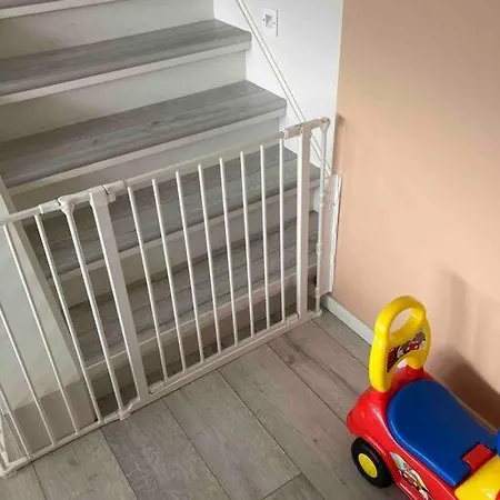 Modern Family In Apartman *