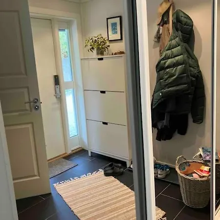Modern Family In Apartman Voss
