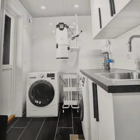 Modern Family In Apartman